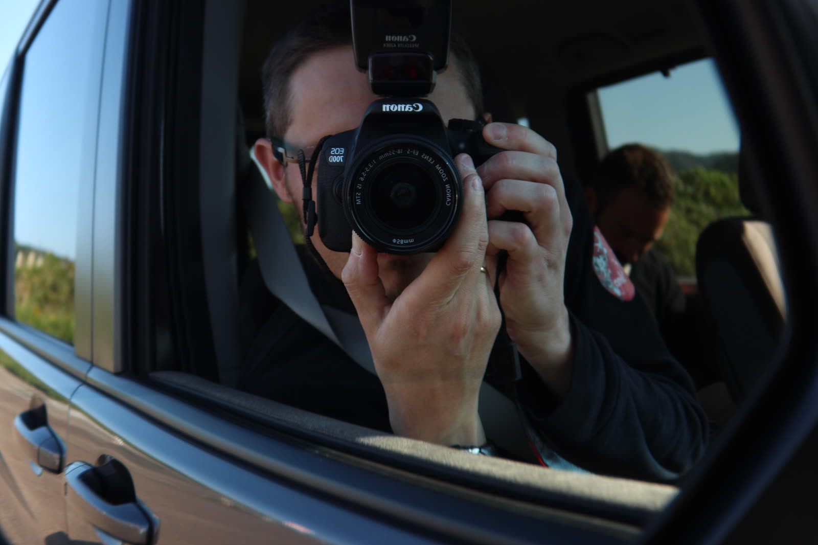 Après avoir manger, le temps de faire la route, je fais un Auto-Portrait dans le rétroviseur de la voiture