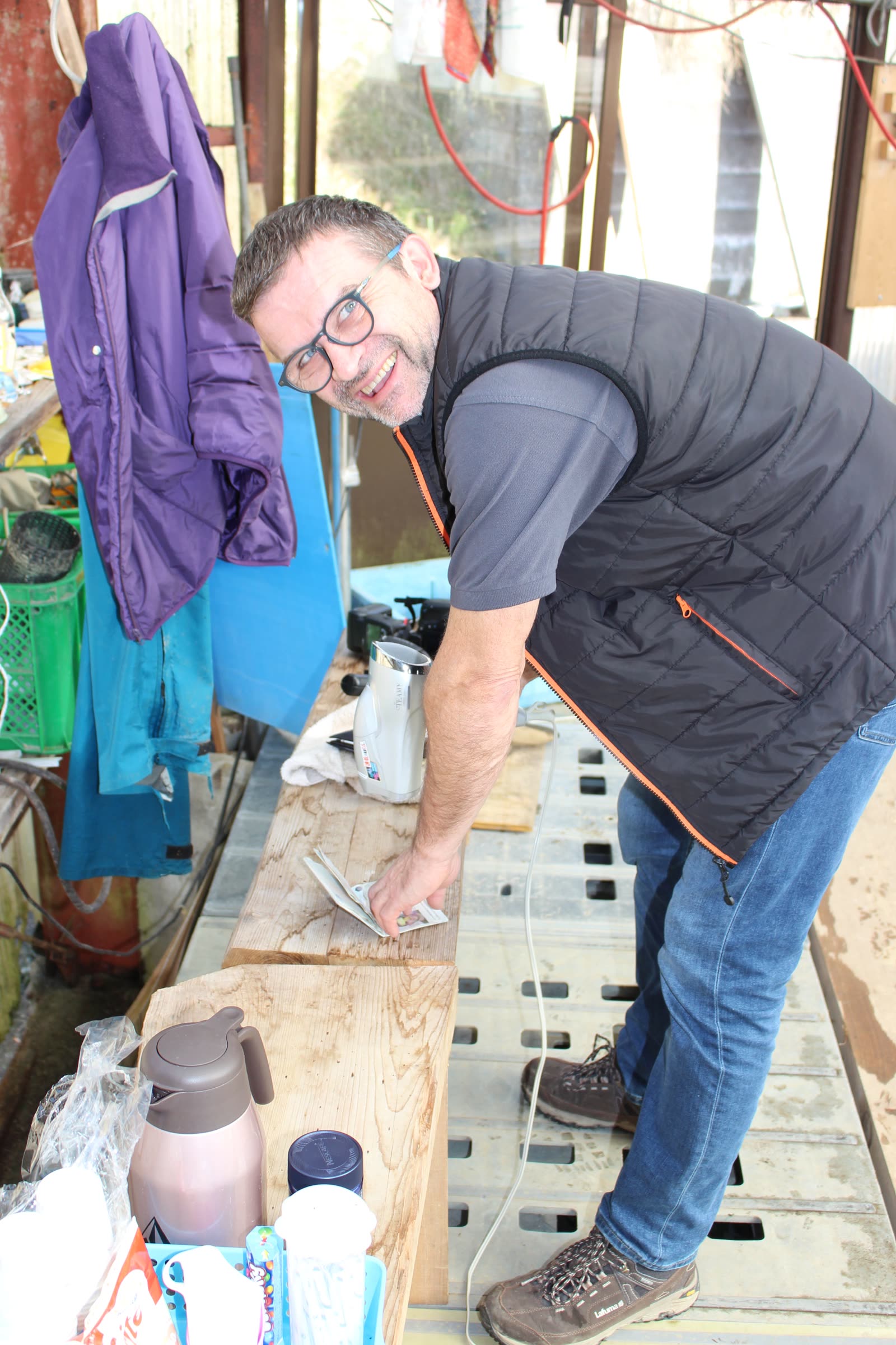 Un François et un passeport se penchent au dessus d’un bassin, qui tombe à l’eau?