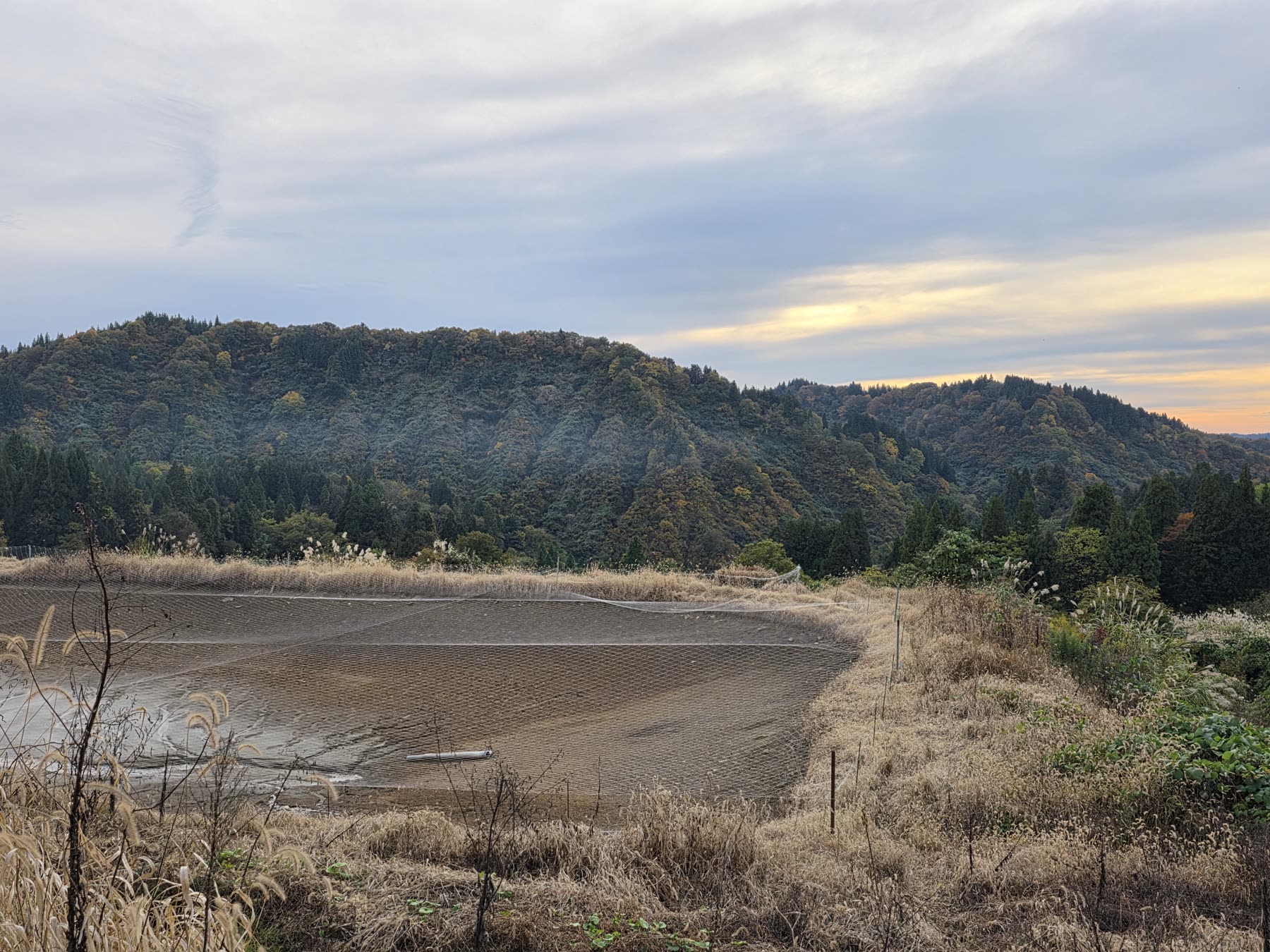 Étang de montagne en fin de saison, dans le paysage de Niigata