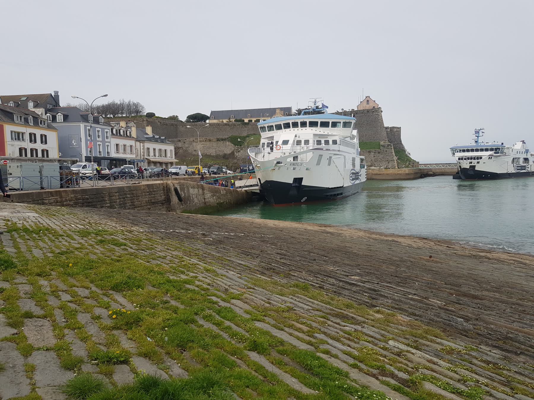 Le port du Palais à Belle-Île-en-Mer, le ferry à quai, la citadelle derrière