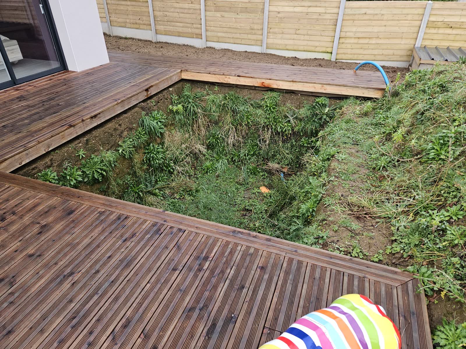 La terrasse bois découpée, la trémie ouverte sur la terre — février 2024