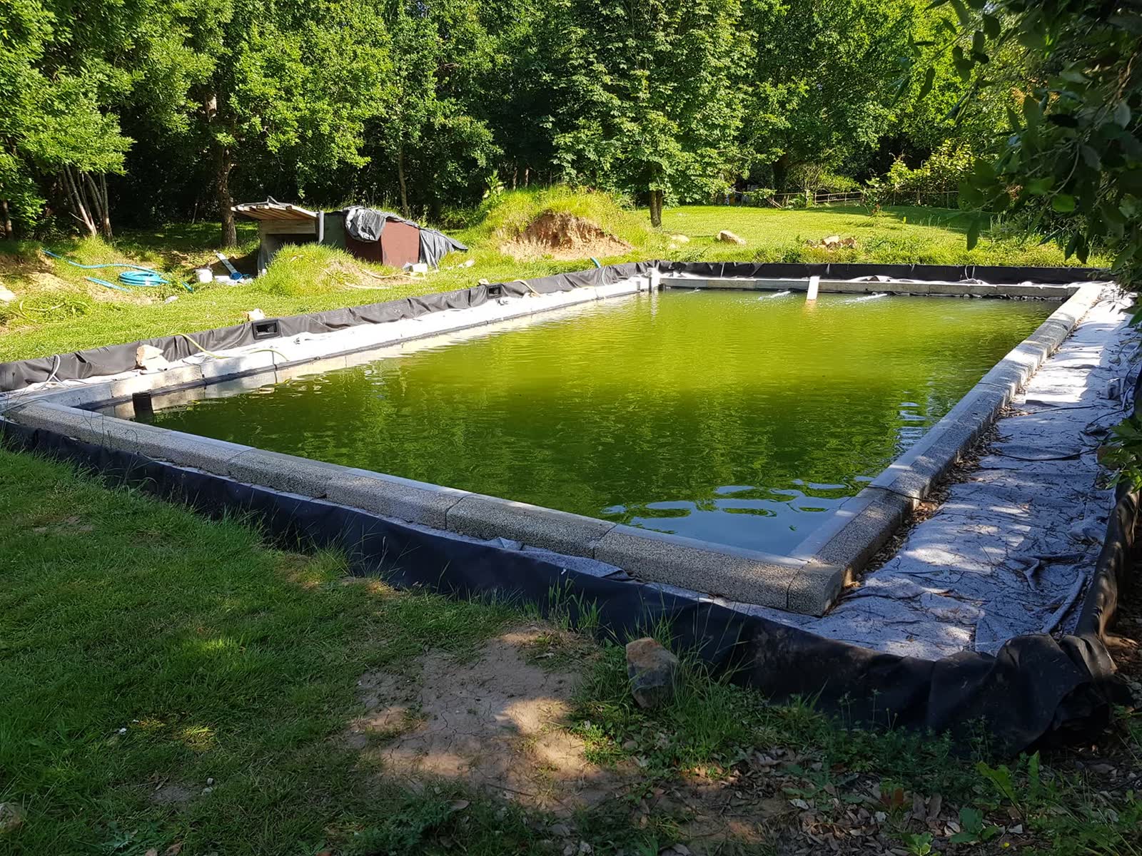 La cuve de la baignade, membrane posée, avant mise en eau