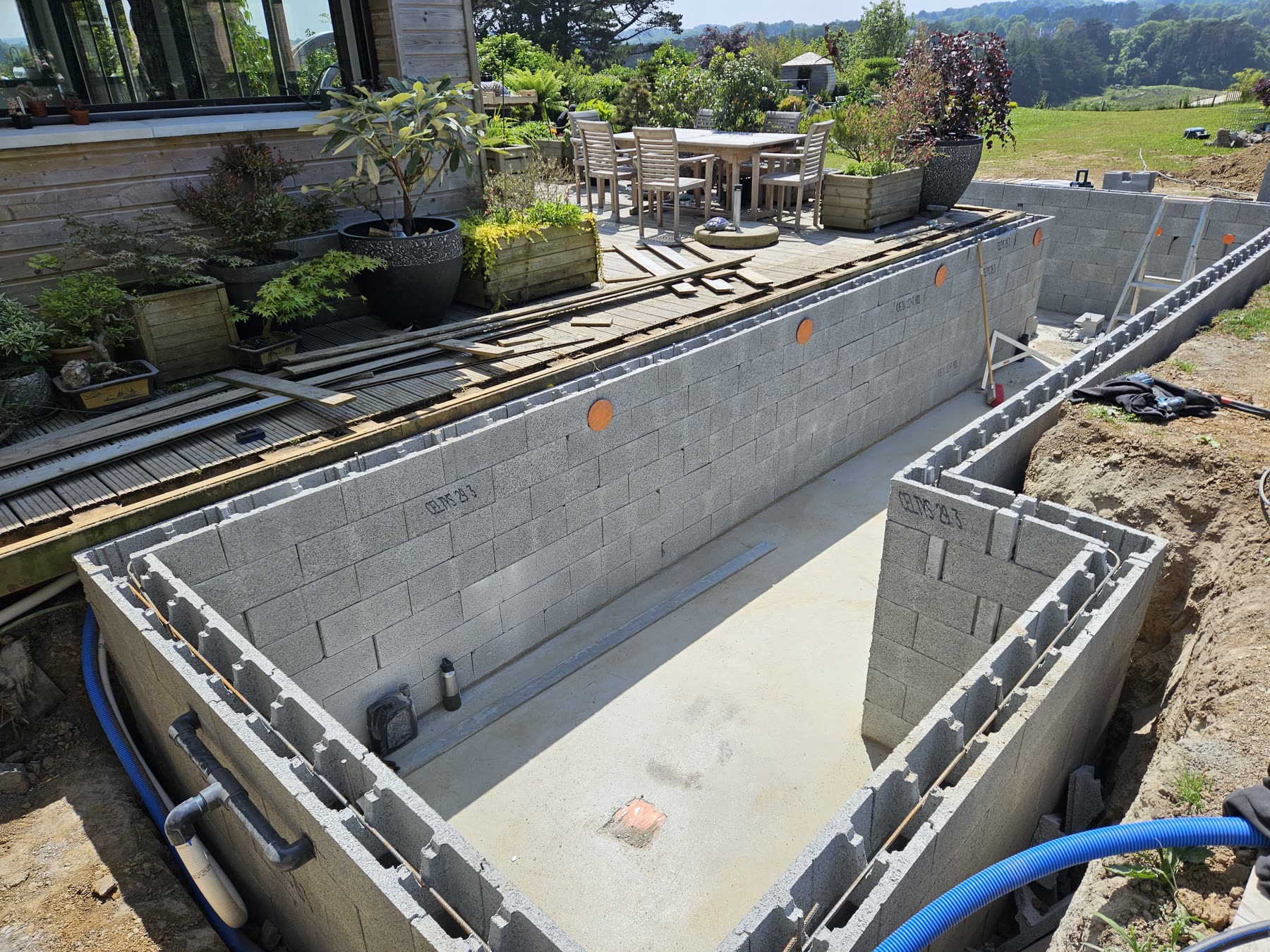 La structure maçonnée en agglos, la terrasse et la vallée en fond — juin 2024