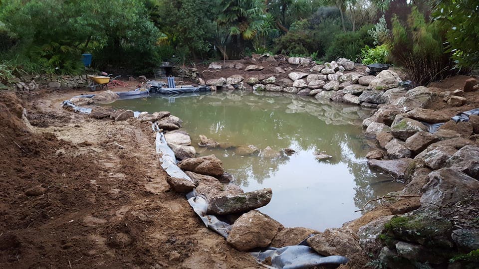 Le même bassin en cours de remise en eau, rochers reposés, berges reprises