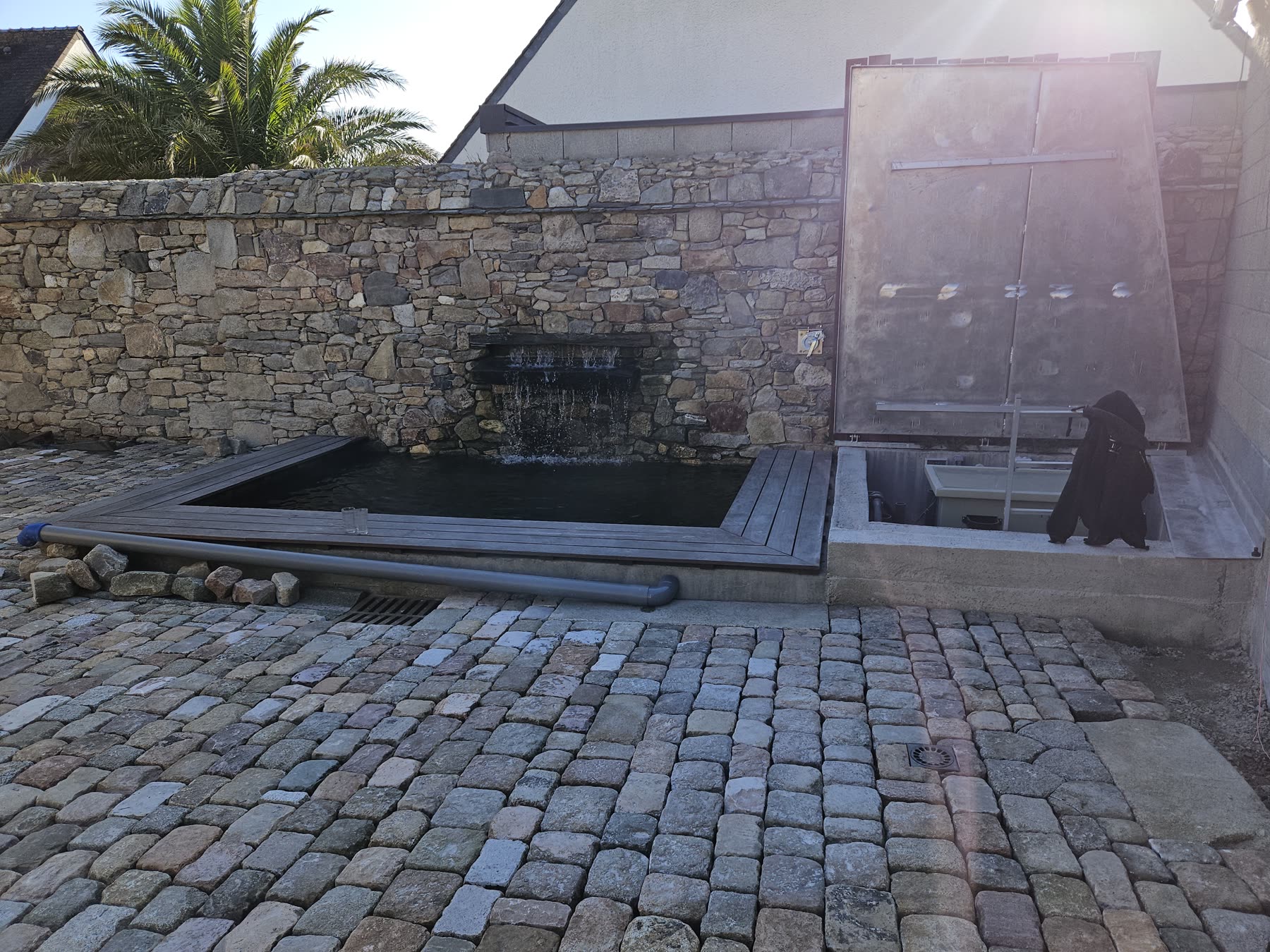 Patio pavé et lame d’eau à Roscoff